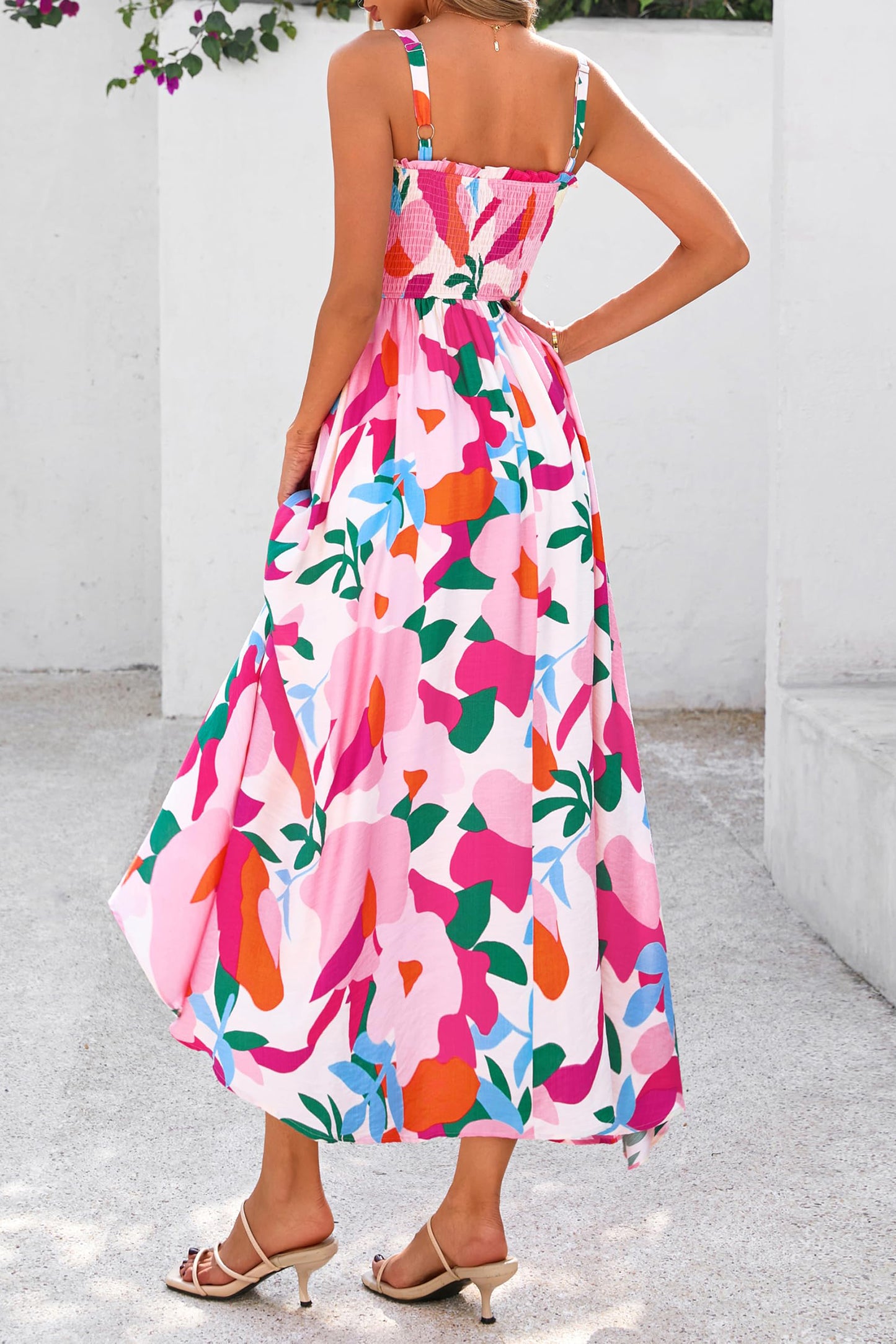 Roze zomerjurk met bloemenprint verstelbare bandjes smokwerk en hoge taille
