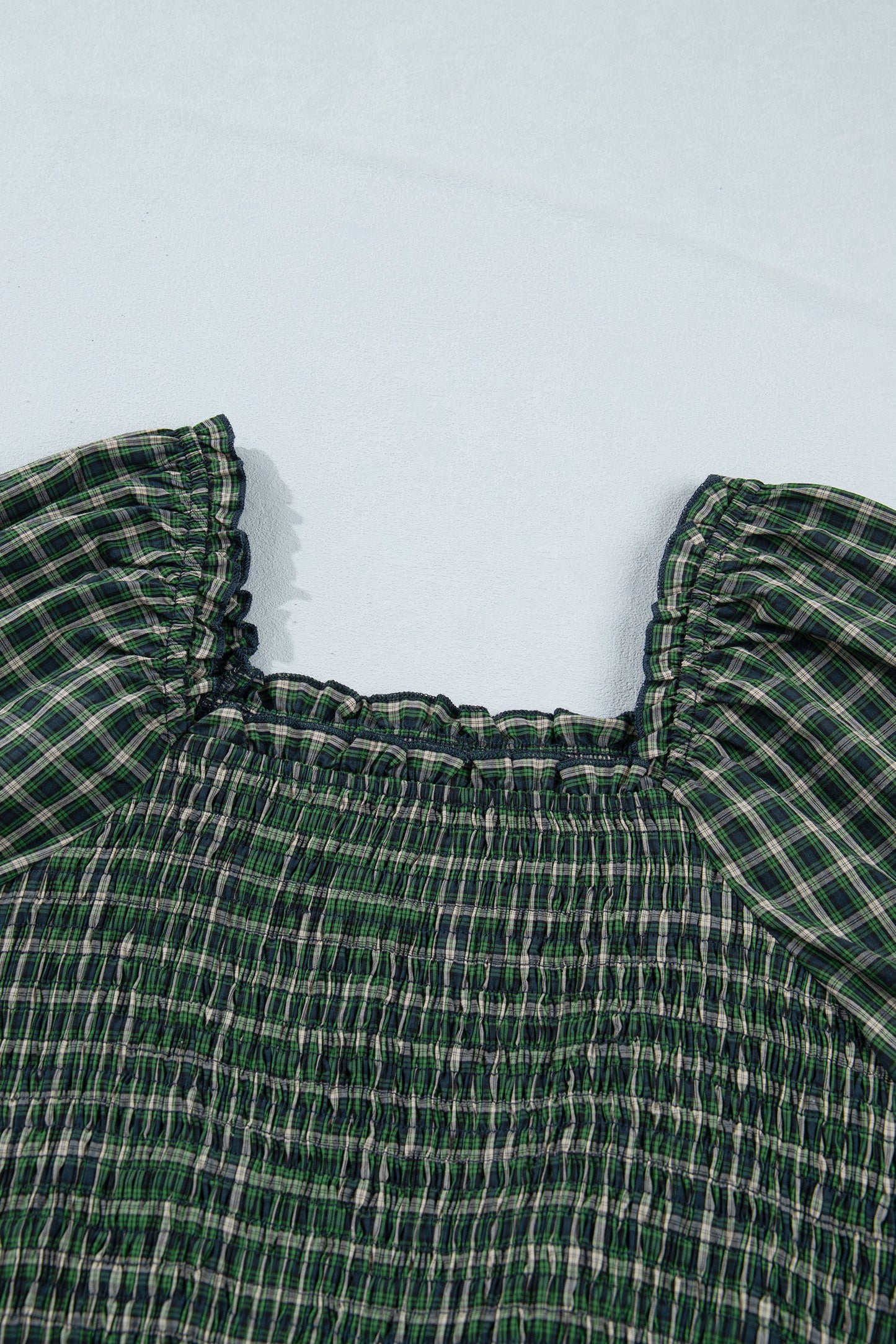 Groene geruite jurk met vierkante hals strik geplooide hoge taille en ruches aan de zoom