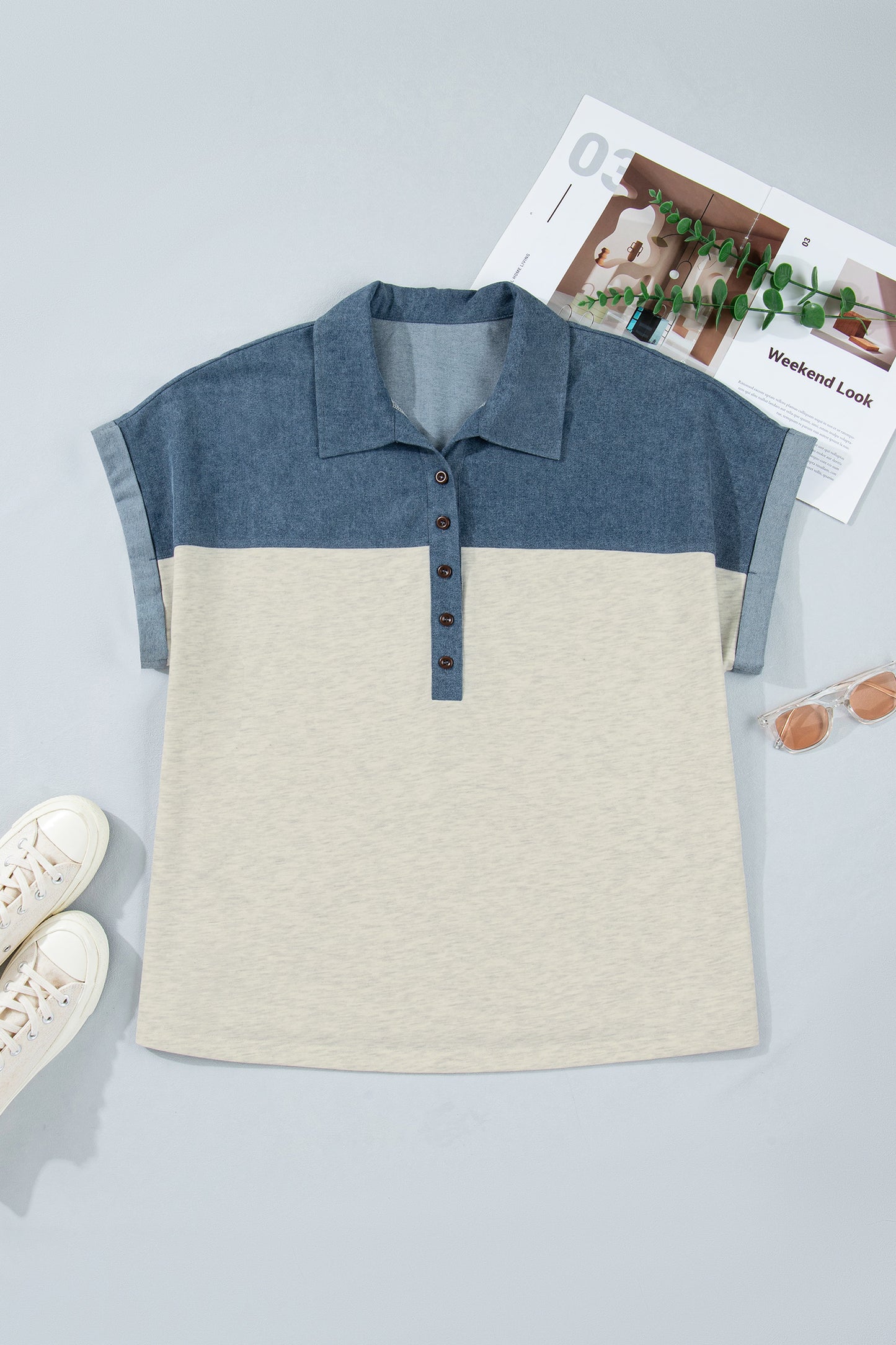 Lichtgrijze denim polo met kraag patchwork  korte mouwen en halve knoopsluiting